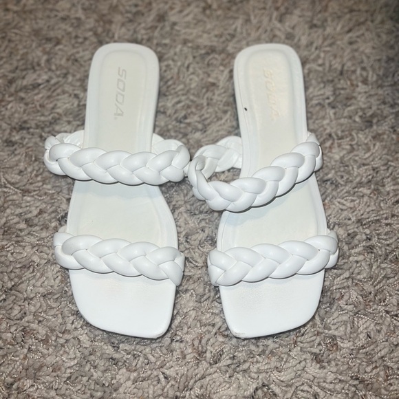 Ladies white size 7 slip on cute sandals like new only worn a few times - Picture 1 of 3